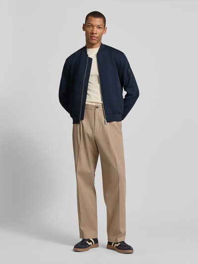 Männermodel trägt Regular Fit Bomberjacke aus Baumwoll-Mix von Marc O'Polo, Optik: Unifarben, College-Kragen, Reißverschluss, Ganzkörperansicht von vorne.