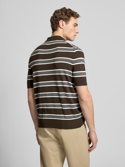 Männermodel trägt Poloshirt aus Baumwoll-Lyocell-Mix mit Kaschmir-Anteil mit gerippten Abschlüssen von FTC-Cashmere, braun-weiß gestreift, Regular Fit, kurze Knopfleiste, grob strukturierte Oberfläche, Ganzkörperansicht Rückansicht.