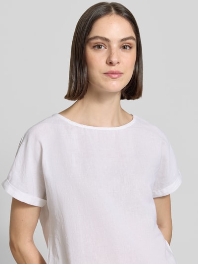 Frauenmodel trägt Leinenbluse mit fixiertem Ärmelaufschlag von Christian Berg Woman in Weiß, Reines Leinen, Straight Fit, Rundhalsausschnitt, Nahaufnahme Oberkörper.