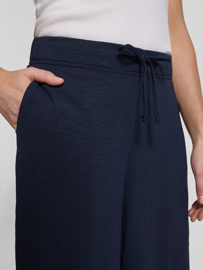 Frauenmodel trägt Culotte mit Kordelzug und Eingrifftaschen von Französische, dunkelblau, Gerader-Schnitt, Elastikbund, Nahaufnahme Oberkörper.