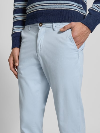 Mannenmodel draagt Slim Fit stoffen broek met achterzakken Model 'Marco' van JACK & JONES in lichtblauw katoenmix, steekzakken, knoop- en ritssluiting, context: Heren stoffen broek met elastische katoenmix, slim fit, bandwijdte maat 32/32: 43 cm, binnenbeenlengte: 75 cm, nahaufnahme bovenlichaam.