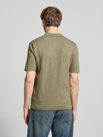 Männermodel trägt Slim Fit Poloshirt in Strick-Optik Modell 'Kane' von Jack & Jones, olivgrün, Baumwolle, Rückansicht, Ganzkörperansicht.