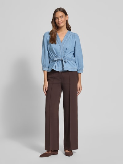 Frauenmodel trägt Relaxed Fit Bluse in Denim-Optik Modell 'Lavina' von Bash, reine Baumwolle, 3/4-Arm, taillierte Passform, Ganzkörperansicht von vorne.