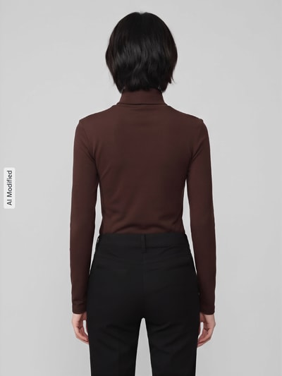 Frauenmodel trägt Regular Fit Langarmshirt aus reiner Baumwolle von s.Oliver RED LABEL in Dunkelbraun zu schwarzer Hose, Ganzkörperansicht Rückansicht, KI-modifiziertes Bild.