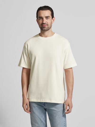 Männermodel trägt Relaxed Fit T-Shirt aus Bio-Baumwoll-Mix Modell 'MAARKOS' von Armedangels, unifarben, Logo-Stitching, Ganzkörperansicht von vorne