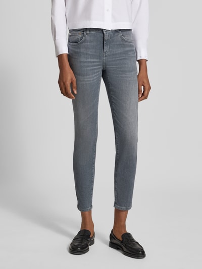 Kobiece modelka nosi Slim Fit Jeans aus Baumwoll-Mix Modell 'Baker' od Closed, mieszanka bawełny, krój slim fit, 5 kieszeni, skrócony krój, zapięcie na guzik i zamek błyskawiczny, Szerokość w rozmiarze 27/32: 37 cm, Długość wewnętrzna nogawki w rozmiarze 27/32: 71 cm, odcień szarego, gładka tekstura, Ganzkörperansicht z przodu.