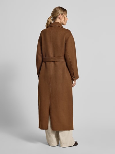 Frauenmodel trägt Mantel aus Woll-Mix mit Stehkragen Modell 'PANAME' von OAKWOOD in Braun, strukturierte Oberfläche, tailliert, Ganzkörperansicht Rückansicht.
