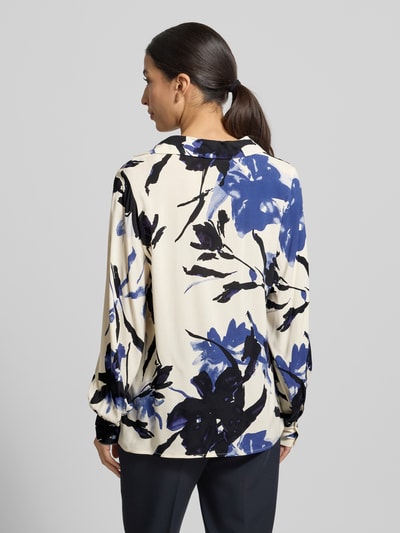 Vrouwenmodel draagt Blusenshirt met V-hals model 'BENE' van Soyaconcept in crèmekleur met blauwe en zwarte bloemenprint, pure viscose, losse snit, ruglengte 66 cm, mouwlengte 63 cm, rugaanzicht.