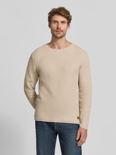 Männermodel trägt gebreide pullover met structuurpatroon Model 'BLUMASON' van JACK & JONES, puur katoen, recht model, ronde hals, labelpatch, ruglengte maat M 68 cm, mouwlengte maat M 66 cm, kleur beige, textuur grofgebreid, Ganzkörperansicht van voren