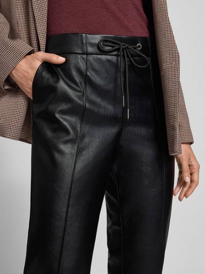 s.Oliver BLACK LABEL Straight leg broek in leerlook met vaste persplooien Zwart - 3