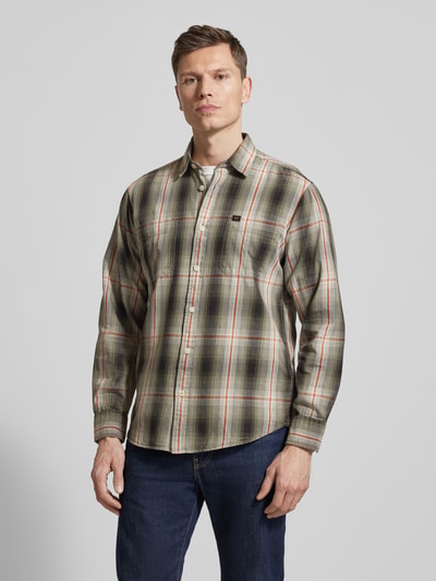 Männermodel trägt Regular Fit Freizeithemd aus reiner Baumwolle von camel active, kariert in Grün, Kentkragen, Brusttasche, Ganzkörperansicht von vorne.