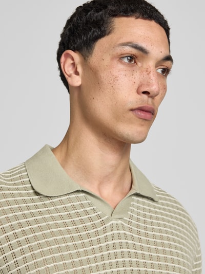 Männermodel trägt Regular Fit Poloshirt mit V-Ausschnitt von Jack & Jones, Reine Baumwolle, Strickshirt; Nahaufnahme Oberkörper.