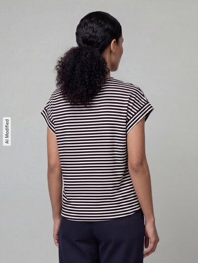 Frauenmodel trägt T-Shirt mit V-Ausschnitt von zero im Blockstreifen-Design, Baumwoll-Mix mit Stretch, Regular Fit, Ganzkörperansicht Rückansicht.