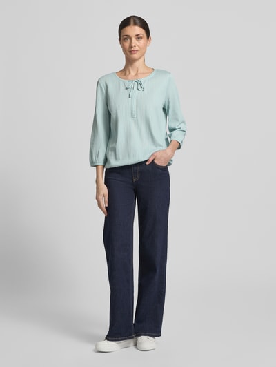 Frauenmodel trägt Regular Fit T-Shirt aus Baumwoll-Mix von Tom Tailor, unifarben, langarm, gestreift, elastische Abschlüsse, Feinripp, Ganzkörperansicht von vorne.