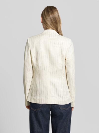 Frauenmodel trägt Slim Fit Blazer aus Leinen-Mix mit Streifenmuster von Christian Berg Woman Selection, Creme mit dünnen Streifen, Rückenlänge 65 cm, Brustweite 44 cm, Ärmellänge 67 cm, Reverskragen, Pattentaschen, Ganzkörperansicht Rückansicht.