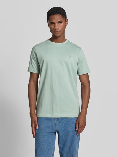 Männermodel trägt Herren T-Shirt mit Rundhalsausschnitt und Logo-Stitching von Lerros in hellem Grün, Reine Baumwolle, Regular-Fit, Ganzkörperansicht von vorne. Rückenlänge bei Größe M: 77 cm.
