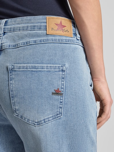 Männermodel trägt Ballon Jeans mit Eingrifftaschen von Buena Vista, jasnoniebieski bawełniany mix z wiskozą, krój balloon fit, used look, szerokość w rozmiarze S 39 cm, długość nogawki wewnętrznej 65 cm, zbliżenie na tył.
