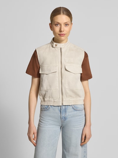 Vrouwenmodel draagt Weste mit Pattentaschen van Jake*s Casual, regular fit, beige wolmix met alpaca, opstaande kraag en klepzakken, frontale opname van het hele lichaam.