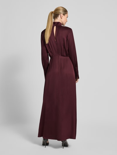Vrouwenmodel draagt Fließendes Kleid in Maxilänge - curated by Isabelle Hartmann van Style Icon Collection, satijn, lange mouwen, getailleerde pasvorm, maxi-lengte, staande kraag, donkerrode tint, geheel lichaamsaanzicht rugaanzicht.