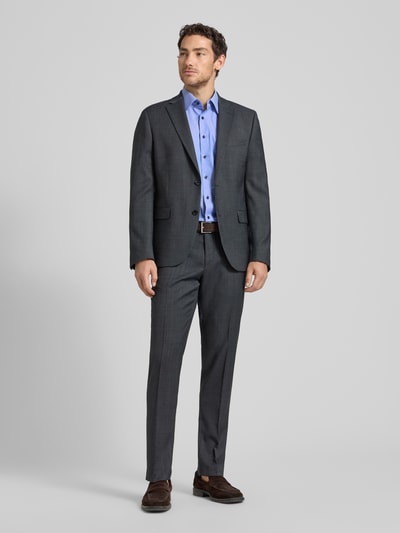Männermodel trägt Comfort Fit Business-Hemd aus Baumwolle mit Kentkragen von ETERNA in Hellblau zu Anzug, Ganzkörperansicht von vorne, Reine Baumwolle, Kentkragen, Knopfleiste, Brusttasche, 1/2-Arm, Rückenlänge 80 cm, Schulterbreite 45 cm, Ärmellänge 30 cm.