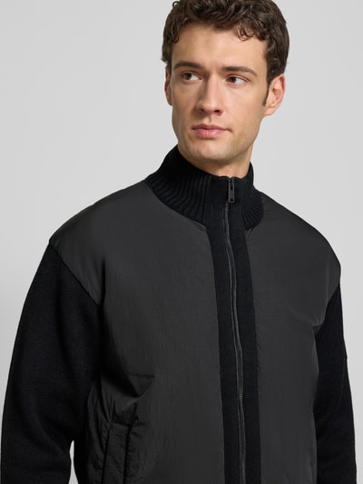 Männermodel trägt Regular Fit Strickjacke mit Schurwoll-Anteil Modell 'KORADO' von BOSS Orange, Optik: Unifarben, Nahaufnahme Oberkörper.