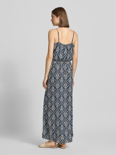 Frauenmodel trägt Maxikleid aus Crêpe Modell 'WINNER LIFE' von Only mit floralem Allover-Muster, tailliert, Maxi-Länge, Ganzkörperansicht Rückansicht.