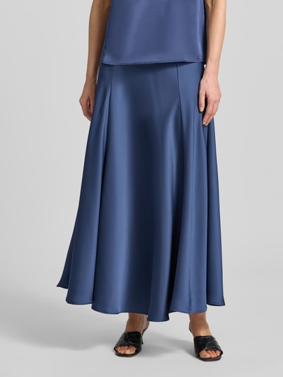 Frauenmodel trägt Maxirock aus Satin mit elastischem Bund von Zero in Blau, A-Linie, glatte Textur, Teilungsnähte, Nahaufnahme Unterkörper.