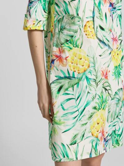 Frauenmodel trägt Hemdblusenkleid mit Tunikakragen von ROBE LÉGÈRE im Allover-Look, Baumwoll-Elasthan-Mix, Nahaufnahme Oberkörper.