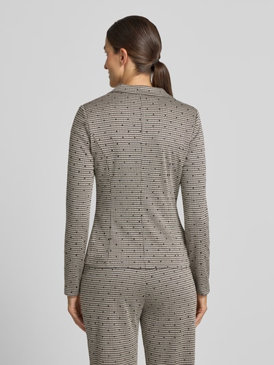 Frauenmodel trägt Slim Fit Blazer mit Viskose-Anteil Modell 'Kate' von ICHI in elastischem Material-Mix mit Muster, Ganzkörperansicht Rückansicht.
