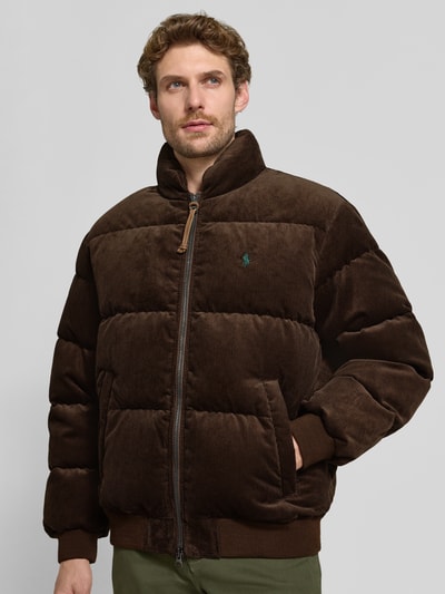 Männermodel trägt Regular Fit Bomberjacke aus reiner Baumwolle von Polo Ralph Lauren in Dunkelbraun, leicht wattierte Optik, Nahaufnahme Oberkörper. Herren Bomberjacke / Blouson