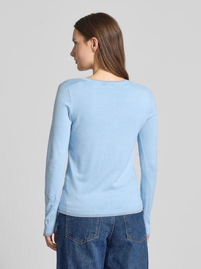 Frauenmodel trägt Slim Fit Longsleeve aus Viskose-Mix mit V-Ausschnitt von Liu Jo White in Hellblau, glatte Struktur, Rückenansicht, Ganzkörperansicht.