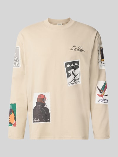 Produktfoto, Longsleeves mit Motiv-Prints Modell 'Stamp' von Les Deux, beige mit bunten Prints, Baumwoll-Mix mit Stretch-Anteil, Straight Fit, gerippter Rundhalsausschnitt, Motiv-Prints vorne und an den Ärmeln, Rückenlänge bei Größe M 70 cm