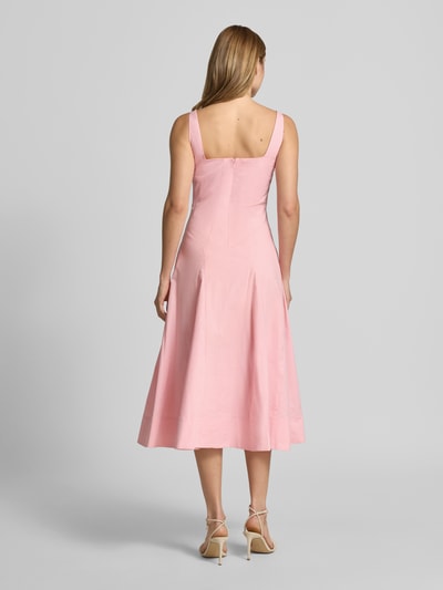 Frauenmodel trägt knielanges Kleid mit Karree-Ausschnitt Modell 'WILLOW' von Staud aus rosa Baumwoll-Elasthan-Mix, A-Linie, Ganzkörperansicht Rückansicht. Rückenlänge bei Größe 36: 105 cm, Brustweite bei Größe 36: 41 cm.