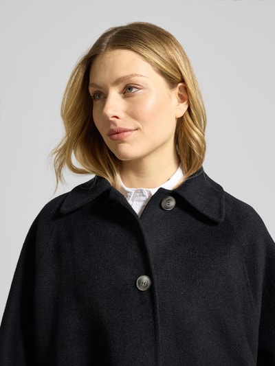 Kobiece model nosi Relaxed Fit Jacke aus Woll-Mix mit Umlegekragen od Fuchs Schmitt, czarny, gładka tekstura, mieszanka wełny, nakładane kieszenie, rękaw o dł. 3/4, listwa guzikowa, długość tyłu w rozmiarze 36: 73 cm, szerokość ramion: 42 cm, szerokość w rozmiarze 36: 56 cm, długość rękawów: 40 cm, zbliżenie na górną część ciała