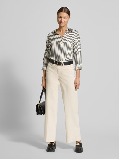 Frauenmodel trägt Wide Fit Stoffhose im 5-Pocket-Design Modell 'Rich' von MAC, aus elastischem Baumwoll-Mix, helle Farbe, Ganzkörperansicht von vorne.