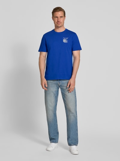 Männermodel trägt Herren T-Shirt mit Motiv-Print Modell 'EGEBJERG' von Casual Friday, Reine Baumwolle, Regular-Fit, Rundhalsausschnitt, Ganzkörperansicht von vorne.
