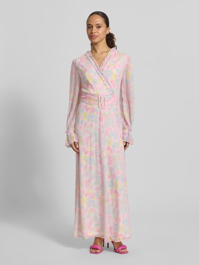 Kobiece model prezentuje długa sukienka Maxikleid mit Gürtel und Rüschen Modell 'EMMA' od Vila z szyfonu, linia a, dekolt w serek z falbanami, pasek ze sprzączką, elastyczne zakończenia rękawów, wszyty zamek błyskawiczny na boku, długość tyłu w rozmiarze 36: 140 cm, szerokość w rozmiarze 36: 43 cm, długość rękawów w rozmiarze 36: 64 cm, motyw pastelowy, przód na całej długości, widok całej sylwetki z przodu.