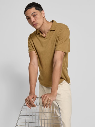 Officine Générale Poloshirt mit V-Ausschnitt Camel 3