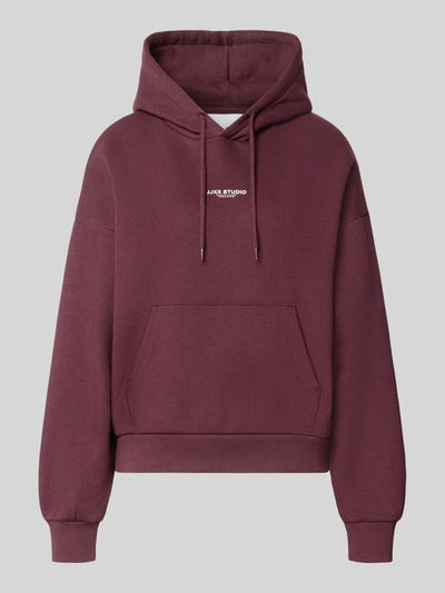 Produktfoto, Relaxed Fit Hoodie aus Baumwoll-Mix Modell 'VESTERBRO' von JJXX in Bordeaux, Label-Detail, Känguru-Tasche, Kapuze mit Tunnelzug