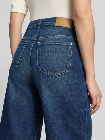 Frauenmodel trägt Straight Fit Jeans mit Viskose-Anteil von Christian Berg Woman, mieszanka bawełny i wiskozy, 5 kieszeni, zapięcie na guzik i zamek błyskawiczny, niebieski denim, Szerokość w rozmiarze 36: 37 cm, Długość wewnętrzna nogawki w rozmiarze 36: 67 cm, Ganzkörperansicht Rückansicht