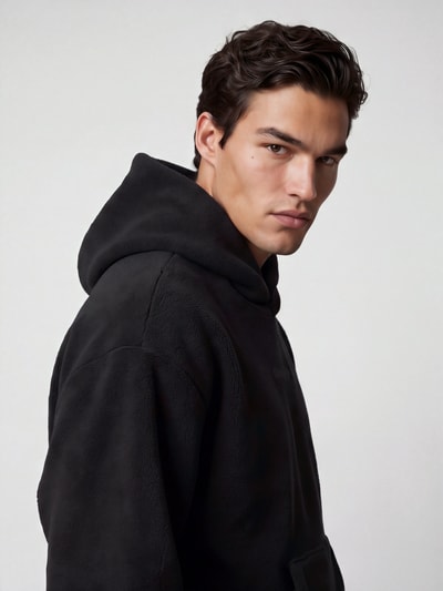 Männermodel trägt Regular Fit Sweatshirt mit Teddyfleece-Kapuze von BOSS, unifarben, Kapuze, Kängurutasche, Nahaufnahme Oberkörper.