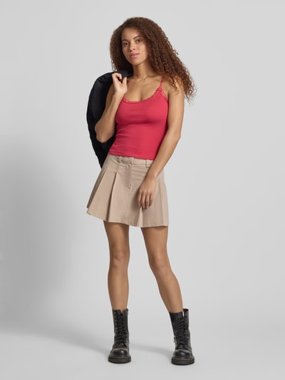 Frauenmodel trägt Slim Fit Top mit Spitzenbesatz von REVIEW in Rot, aus Reine Baumwolle mit Spaghettiträger, Zierschleifen, Rückenlänge 38 cm bei Größe S, Ganzkörperansicht von vorne.