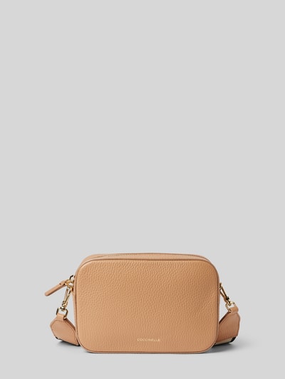 Coccinelle Crossbody Bag aus Leder mit Label-Print Camel 2