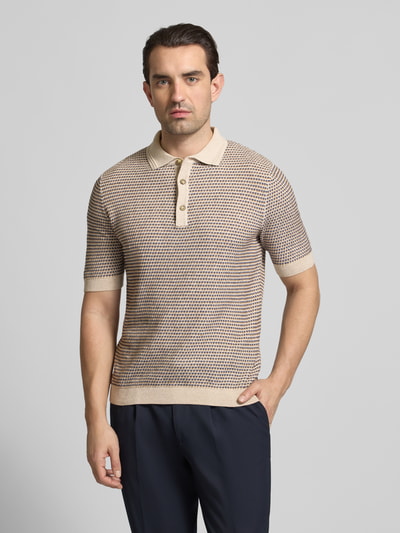 Männermodel trägt Slim Fit Poloshirt in Strick-Optik mit Leinen-Anteil von BRAX, Baumwoll-Mix, beige, elastische Abschlüsse, Ganzkörperansicht von vorne.