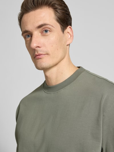 Männermodel trägt Regular Fit T-Shirt aus reiner Baumwolle Modell 'TEETIMM' von BOSS Orange, unifarben, Nahaufnahme Oberkörper.
