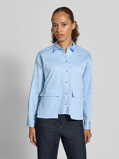 Kobiece model nosi Regular Fit Hemdbluse aus Baumwoll-Mix od Smith and Soul, mieszanka bawełny, nakładane kieszenie, kołnierzyk koszulowy, długi rękaw, długość tyłu w rozmiarze S: 54 cm, długość rękawa w rozmiarze S: 55 cm, jasnoniebieski kolor, prosty krój, gładka faktura, przód widok całej sylwetki.