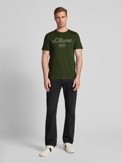 s.Oliver RED LABEL Regular Fit T-Shirt aus reiner Baumwolle mit Statement-Label-Print Oliv 1