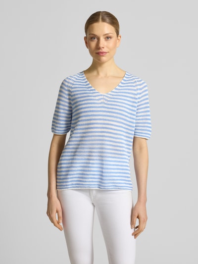 Frauenmodel trägt T-Shirt aus Leinen mit V-Ausschnitt von Fynch-Hatton im Allover-Look, Regular-Fit, sanfte Blau-Weiß-Töne, Ganzkörperansicht von vorne.
