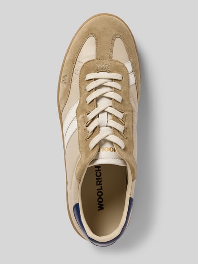 Produktfoto, Sneaker aus Leder mit Gummisohle von Woolrich in Beige und Weiß, abgerundete Spitze, Schnürung, Absatzhöhe 3 cm, Schafthöhe 6 cm, Schaftweite 7 cm, Echtleder-Struktur, Größe 44.