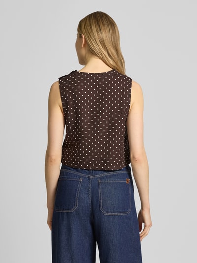 Frauenmodel trägt Cropped Blusentop aus Leinen-Viskose-Mix Modell 'ROMEO' von Mango im Allover-Look mit Rundhalsausschnitt, Rückenlänge bei Größe S: 41 cm, Ganzkörperansicht Rückansicht.